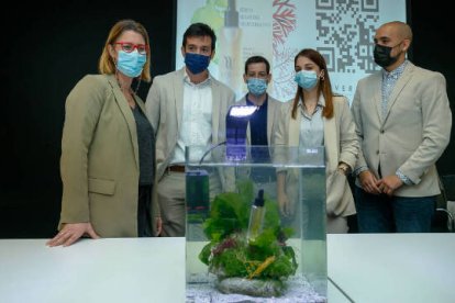 La concejal de Desarrollo Local, Mari Carmen de España, junto con los promotores del proyecto