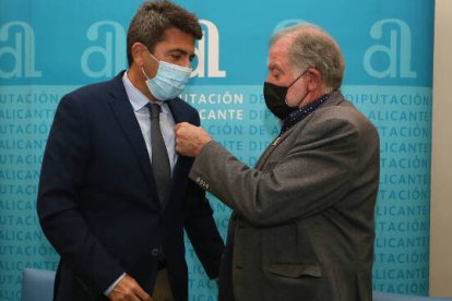 Luis Romero ha condecorado a Carlos Mazón con la insigniade la Casa de Andalucía