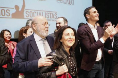 Tezanos, Margarita Robles y Pedro Sánchez en un acto de las primarias de Sánchez