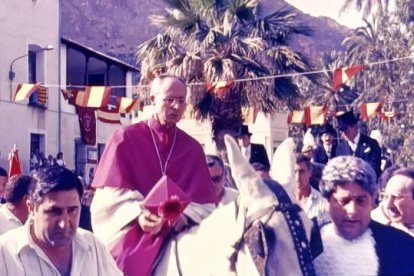 Monseñor Francisco Álvarez Martínez durante su entrada en mula blanca en Orihuela en 1989 / Fotos: Pedro Gómez Barber