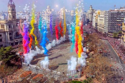 Imagen de una mascletà en las Fallas de Valencia, donde el ruido es protagonista