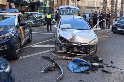 El conductor ha acabado estampando el vehículo contra un semáforo