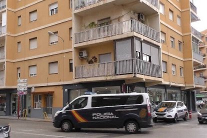 El hombre usó una escalera metálica para acceder a la ivienda por el balcón