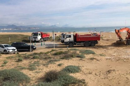 El primer paso que se ha emprendido consiste en el reperfilado, la extracción y el acopio de arena de la playa del Altet