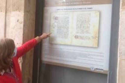 La exposición sobre la influencia de Alfonso X en la ciudad se puede ver en los grandes ventanales del edificio