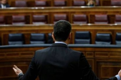 Pedro Sánchez, en un pleno del Congreso, se dirige a un hemiciclo vacío.