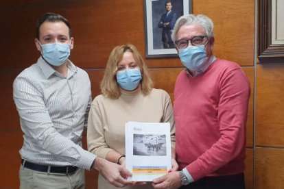 Ana sala, alcaldesa de Calpe, acompañada del primer teniente de alcalde, Juan Manuel del Pino y por el concejal de hacienda, Fernando Ortiz, presentan los presupuestos para el ejercicio 2022