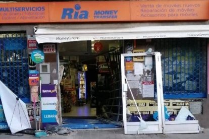 Tienda que ha sufrido el robo y alunizaje en Benimàmet