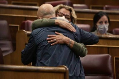 Odón Elorza se abraza a una diputada de Podemos tras su incendiaria intervención este miércoles.