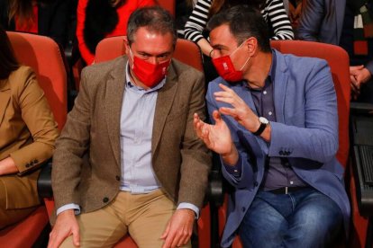 El presidente del Gobierno y secretario general del PSOE, Pedro Sánchez, y el candidato a la presidencia de la Junta de Andalucía por el PSOE-A, Juan Espadas, en Granada.