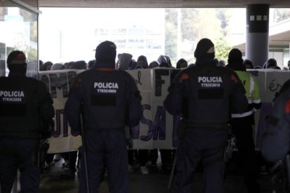 Línea policial ante el edificio de la UAB donde se celebra el acto de S'ha Acabat