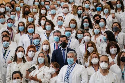 El presidente de la Junta de Andalucía, Juanma Moreno, en la inauguración de la UCI del hospital de Osuna.