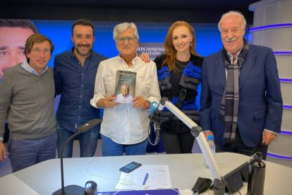 (De izq a dcha) Almeida, Juanma Castaño, Pepe Domingo, su sobrina Cristina Castaño y Del Bosque