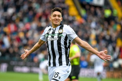 Nahuel Molina durante un partido con el Udinese.