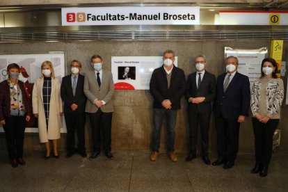 Puig junto a los familiares de Broseta y los consellers Arcadi España y Gabriela Bravo.