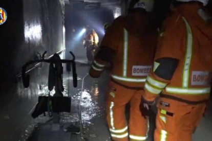 Bomberos en el interior de la residencia de Moncada sofocando el incendio