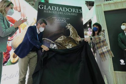 Carlos Mazón y Julia Parra durante la presentación de la exposición en Fitur