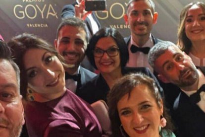 Concejales de Compromís en la Gala de los Goya presuniendo de brilli brilli en selfies