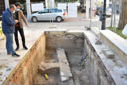 El concejal Fernando Portillo y el director del Museo Fernando Tendero en una visita a las excavaciones