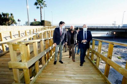 El alcalde de alicante, Luis Barcala, junto al edil de seguridad y a los representantes vecinales