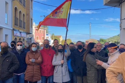 La presidente de Vox Ana Vega enarbola una bandera de España para ahuyentar a los radicales de Arran