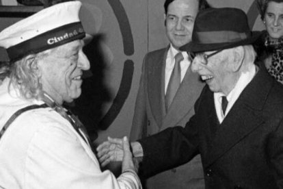 Fotografía de Rafael Alberti y José María Pemán en su encuentro durante el Carnaval de Cádiz de 1981