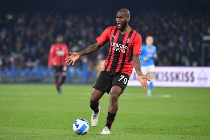 Kessié conduce el balón durante un partido con el AC Milan.