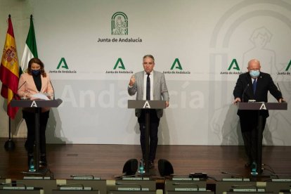 Rueda de prensa posterior al Consejo de Gobierno andaluz, con el portavoz y consejero de Presidencia, Elías Bendodo; el consejero de Salud, Jesús Aguirre; y la titular de Medio Ambiente, Carmen Crespo.