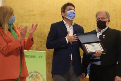 El presidente de la Diputación de Alicante y del PPCV, Carlos Mazón, ha recibido la distinción de Andaluz del año