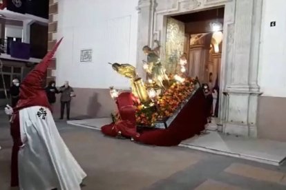 Imagen del paso de la Flagelación del Señor de Manises y su tropiezo