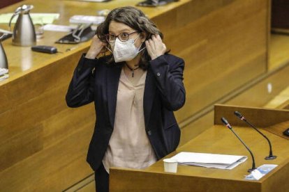 Mónica Oltra en la tribuna de Les Corts