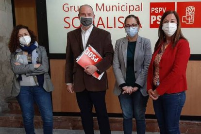 El secretario general del PSPV-PSOE de Alicante, Miguel Millana, acompañado por tres concejalas del grupo municipal