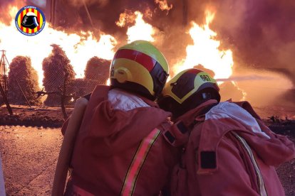 Imagen del momento de la actuación de los bomberos.