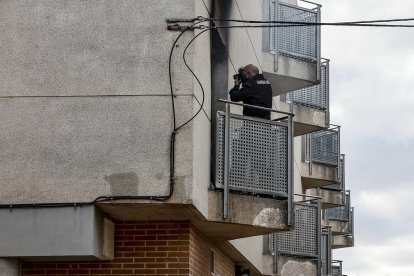 Un agente realiza fotografías del interior de la Residencia de la Tercera Edad de Moncada donde esta pasada noche se ha producido un incendio, a 19 de enero de 2022, en Moncada,