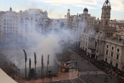 Imagen de archivo de la mascletà vista desde el Ateneo Mercantil de Valencia.