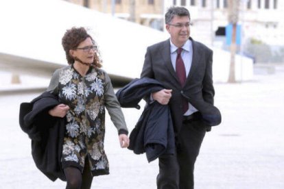 Tona Català junto a su marido el presidente de Les Corts, Enric Morera