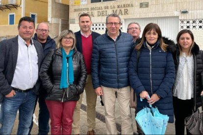 El presidente del PP de la provincia de Alicante, Toni Pérez, junto a represwentantes del partido en la Marina Baixa