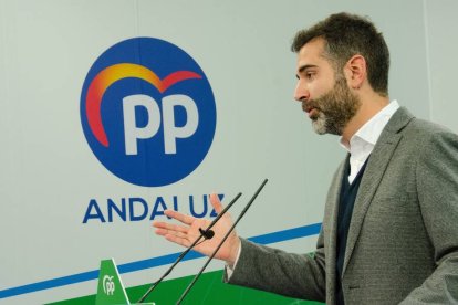 El portavoz del PP-A, Ramón Fernández-Pacheco, en rueda de prensa en la sede regional del partido en Sevilla.