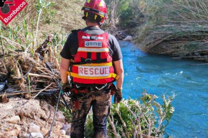 Los bomberos rastrearon la zona por donde la corriente del río arrastró el cuerpo del joven