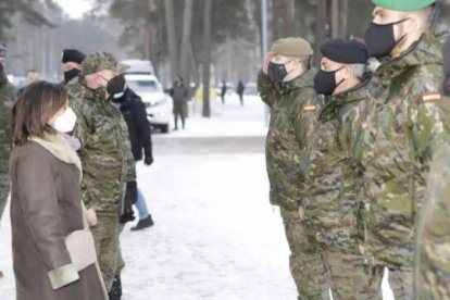 La ministra de Defensa, Margarita Robles, en su visita a los militares españoles desplegados en Letonia