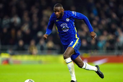 Rudiger conduce un balón durante un partido con el Chelsea.