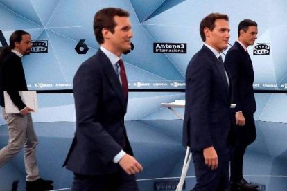 Iglesias, Casado y Rivera... junto a Sánchez. Solo sobrevive él.