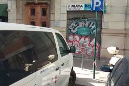 Imagen del vehículo estacionado en la plaza para minusválidos.