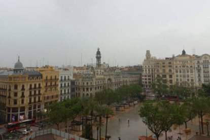 Imagen de la borrasca en la Plaza del Ayuntamiento de Valencia.