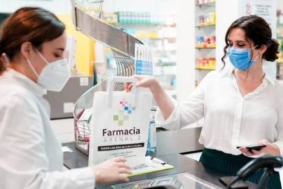 Isabel Díaz Ayuso en una farmacia.