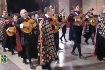 Los tunos en la Ofrenda en la retransmisión de À Punt