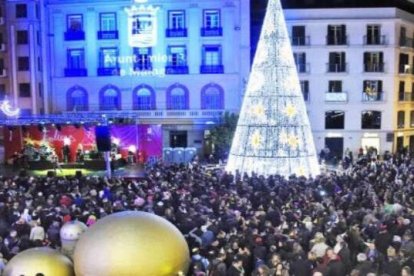 Imagen de la Nochevieja en la plaza de la Constitución en Málaga, antes de la pandemia.