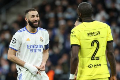 Rüdiger, frente a Benzema, en la eliminatoria de Champions entre el Real Madrid y el Chelsea.