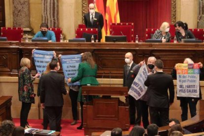 Activistas protestando en el interior del 