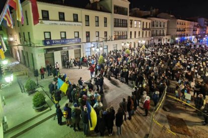 Más de 500 personas se han congregado en la plaza del Ayuntamiento de Elda